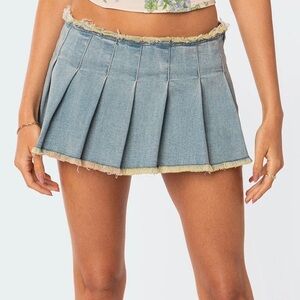 Edikted Nalani Washed Denim Pleated Mini Skort